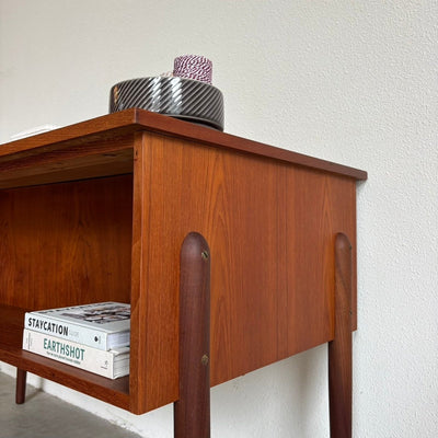 
                  
                    Vintage teak bureau 2x ladeblok - LOUI.STORE
                  
                