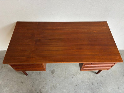 
                  
                    Vintage teak bureau 2x ladeblok - LOUI.STORE
                  
                