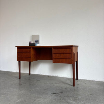 
                  
                    Vintage teak bureau 2x ladeblok - LOUI.STORE
                  
                