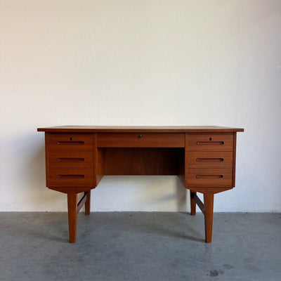 
                  
                    Vintage teak bureau met 7 lades - LOUI
                  
                