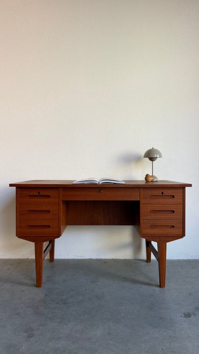 
                  
                    Vintage teak bureau met 7 lades - LOUI
                  
                