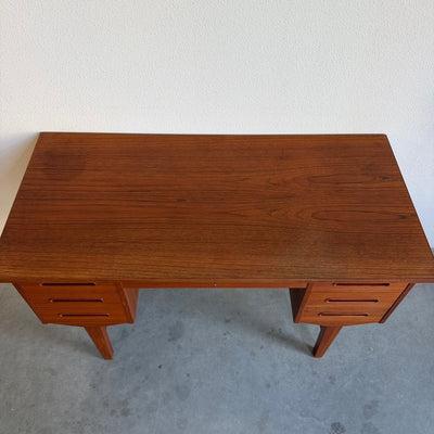 
                  
                    Vintage teak bureau met 7 lades - LOUI
                  
                