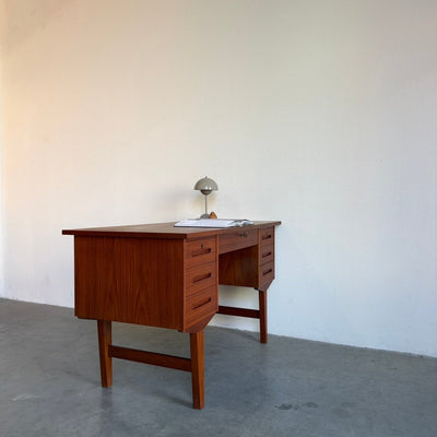 
                  
                    Vintage teak bureau met 7 lades - LOUI
                  
                