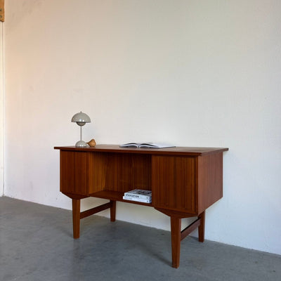 
                  
                    Vintage teak bureau met 7 lades - LOUI
                  
                