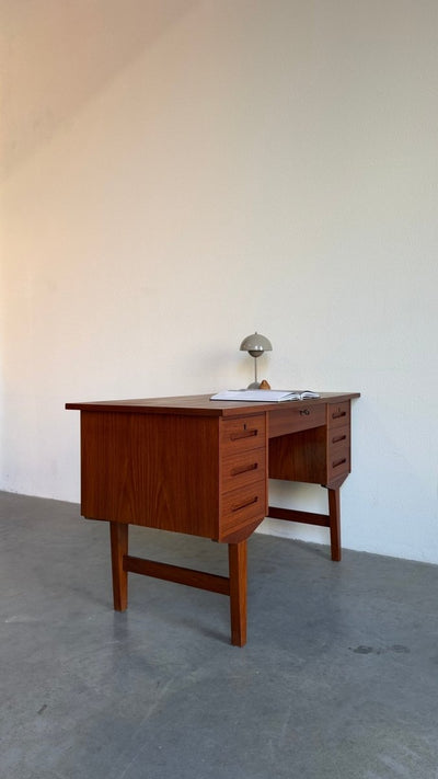 
                  
                    Vintage teak bureau met 7 lades - LOUI
                  
                