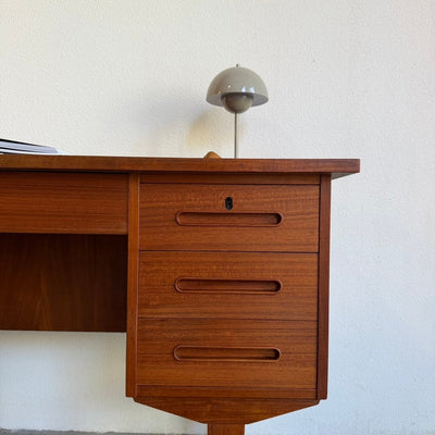 
                  
                    Vintage teak bureau met 7 lades - LOUI
                  
                