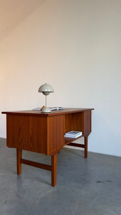 
                  
                    Vintage teak bureau met 7 lades - LOUI
                  
                