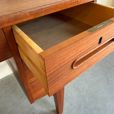 
                  
                    Vintage teak bureau met 7 lades - LOUI
                  
                