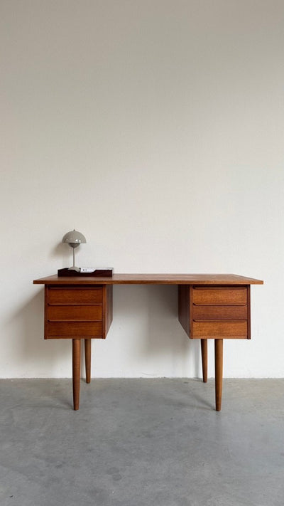 
                  
                    Vintage teak bureautje op slanke poten - LOUI
                  
                