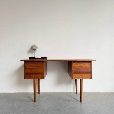 Vintage teak bureautje op slanke poten - LOUI