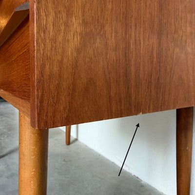 
                  
                    Vintage teak bureautje op slanke poten - LOUI
                  
                