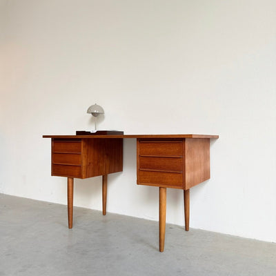 Vintage teak bureautje op slanke poten - LOUI