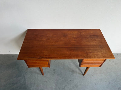 
                  
                    Vintage teak bureautje op slanke poten - LOUI
                  
                