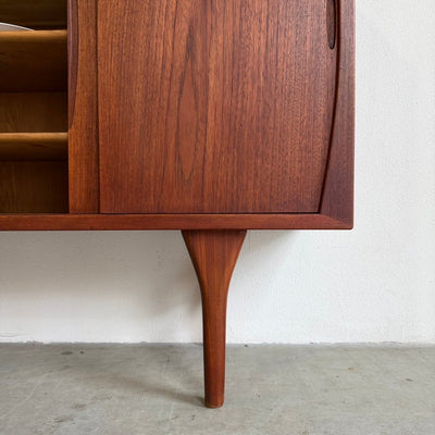 
                  
                    Vintage teak highboard Kjærnulf schuifdeuren - LOUI
                  
                