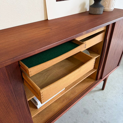
                  
                    Vintage teak highboard Kjærnulf schuifdeuren - LOUI
                  
                