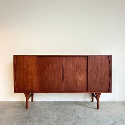 
                  
                    Vintage teak highboard Kjærnulf schuifdeuren - LOUI
                  
                