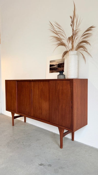 
                  
                    Vintage teak highboard Kjærnulf schuifdeuren - LOUI
                  
                
