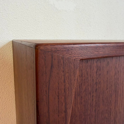 
                  
                    Vintage teak highboard Kjærnulf schuifdeuren - LOUI
                  
                