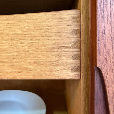 
                  
                    Vintage teak highboard Kjærnulf schuifdeuren - LOUI
                  
                
