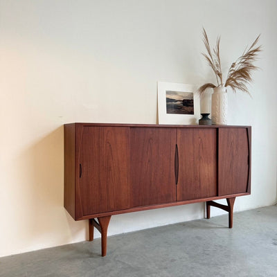 
                  
                    Vintage teak highboard Kjærnulf schuifdeuren - LOUI
                  
                