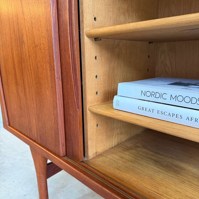 
                  
                    Vintage teak highboard Kjærnulf schuifdeuren - LOUI
                  
                