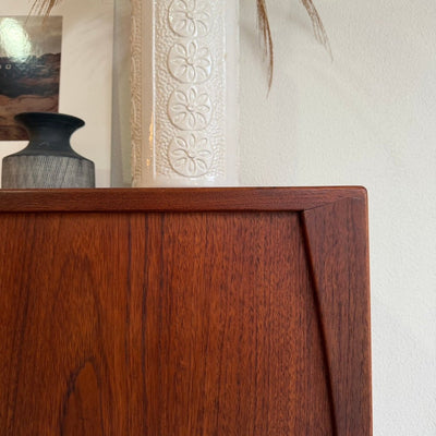 
                  
                    Vintage teak highboard Kjærnulf schuifdeuren - LOUI
                  
                