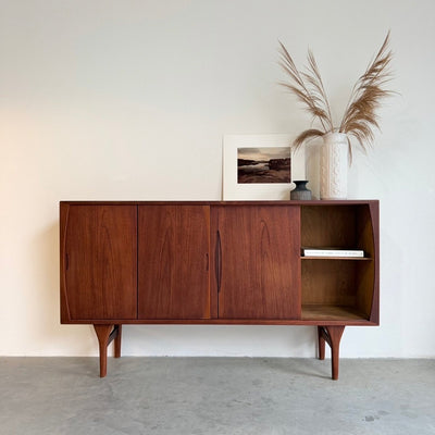 
                  
                    Vintage teak highboard Kjærnulf schuifdeuren - LOUI
                  
                
