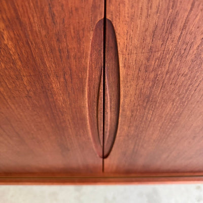 
                  
                    Vintage teak highboard Kjærnulf schuifdeuren - LOUI
                  
                
