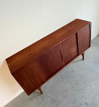 
                  
                    Vintage teak highboard Kjærnulf schuifdeuren - LOUI
                  
                