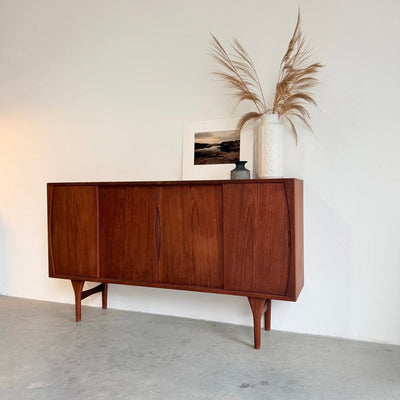 
                  
                    Vintage teak highboard Kjærnulf schuifdeuren - LOUI
                  
                