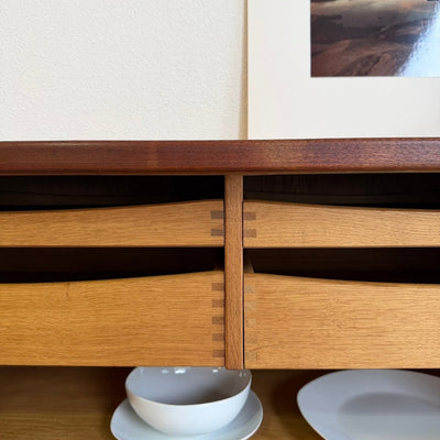 
                  
                    Vintage teak highboard Kjærnulf schuifdeuren - LOUI
                  
                