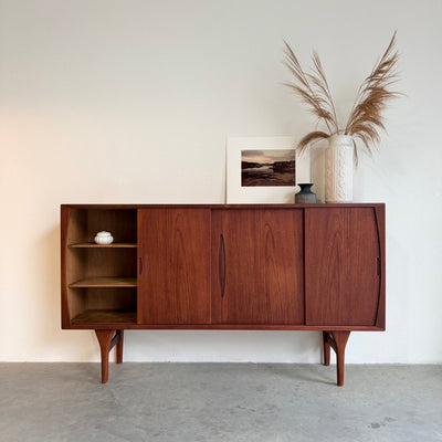 
                  
                    Vintage teak highboard Kjærnulf schuifdeuren - LOUI
                  
                