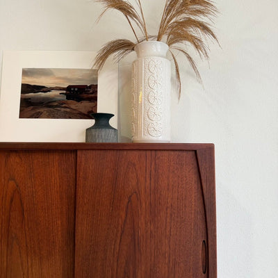 
                  
                    Vintage teak highboard Kjærnulf schuifdeuren - LOUI
                  
                