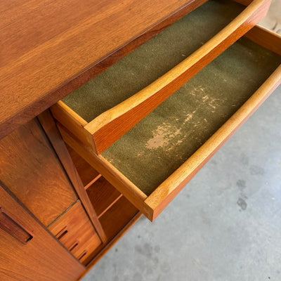 
                  
                    Vintage teak highboard lades en bargedeelte - LOUI
                  
                