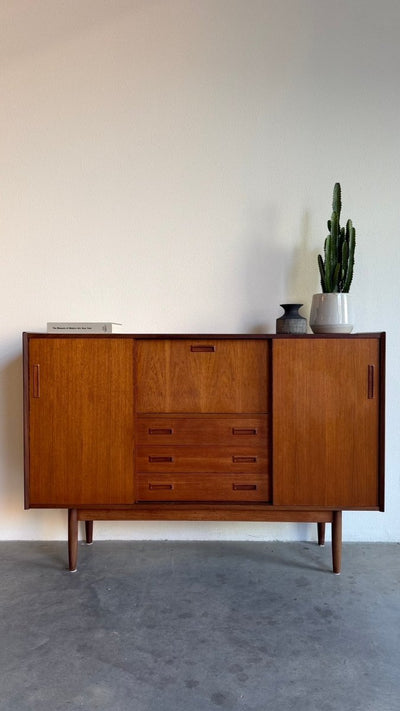 
                  
                    Vintage teak highboard lades en bargedeelte - LOUI
                  
                