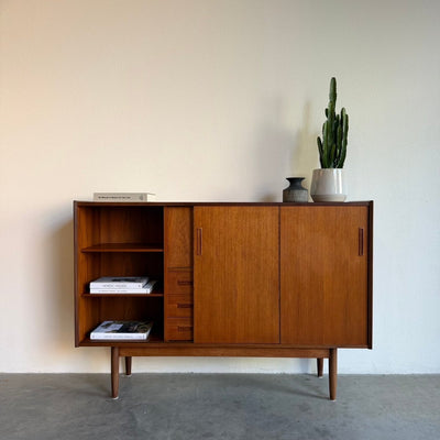 
                  
                    Vintage teak highboard lades en bargedeelte - LOUI
                  
                