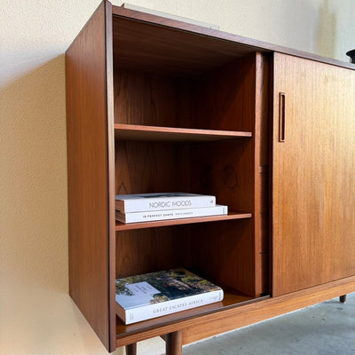 
                  
                    Vintage teak highboard lades en bargedeelte - LOUI
                  
                