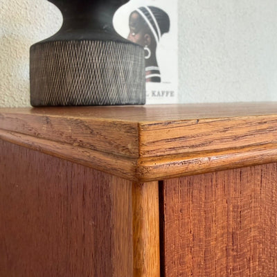 
                  
                    Vintage teak ladekast 8* ronde voorkant - LOUI
                  
                