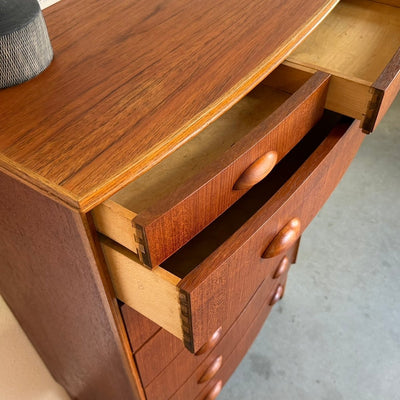 
                  
                    Vintage teak ladekast 8* ronde voorkant - LOUI
                  
                