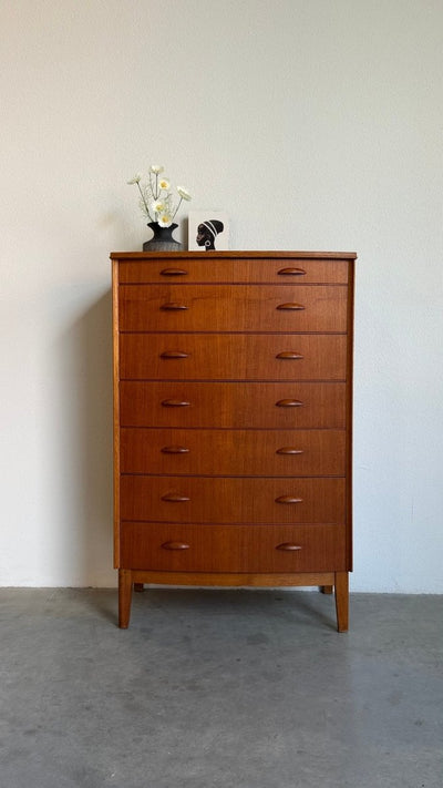 
                  
                    Vintage teak ladekast 8* ronde voorkant - LOUI
                  
                