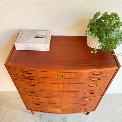 
                  
                    Vintage teak ladekast breed en afgerond - LOUI
                  
                
