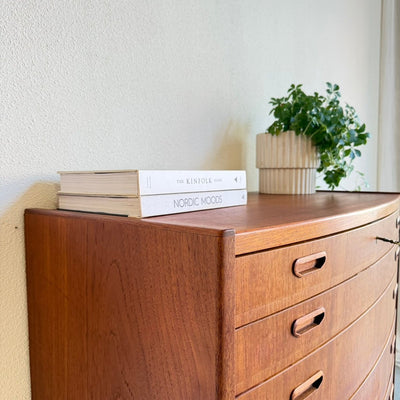 
                  
                    Vintage teak ladekast breed en afgerond - LOUI
                  
                