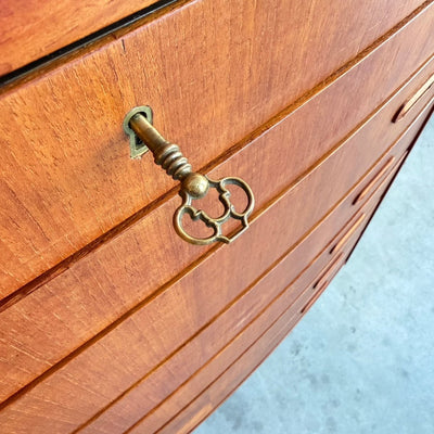 
                  
                    Vintage teak ladekast breed en afgerond - LOUI
                  
                