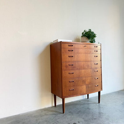 
                  
                    Vintage teak ladekast breed en afgerond - LOUI
                  
                