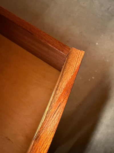 
                  
                    Vintage teak ladekast breed en afgerond - LOUI
                  
                