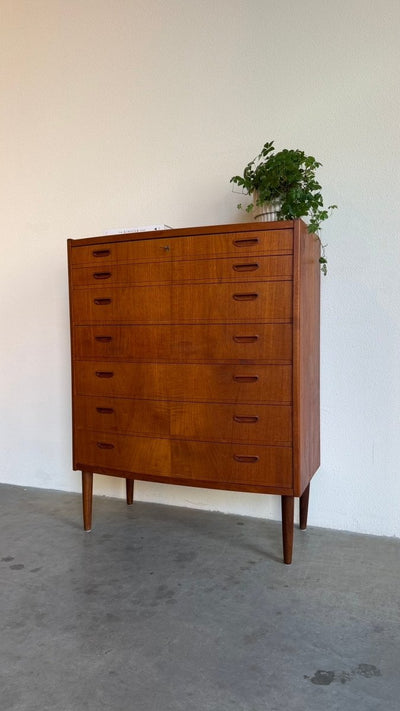 
                  
                    Vintage teak ladekast breed en afgerond - LOUI
                  
                