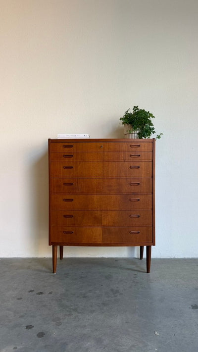 
                  
                    Vintage teak ladekast breed en afgerond - LOUI
                  
                