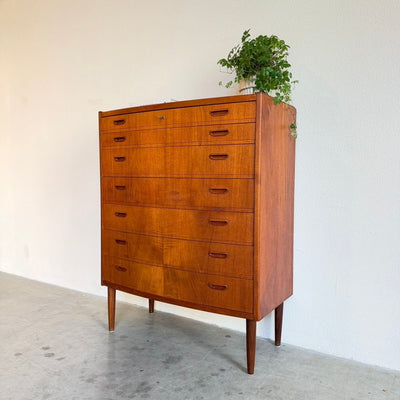 
                  
                    Vintage teak ladekast breed en afgerond - LOUI
                  
                