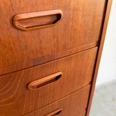 
                  
                    Vintage teak ladekast breed en afgerond - LOUI
                  
                