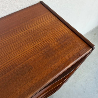 
                  
                    Vintage teak ladekast golvend handvat - LOUI
                  
                